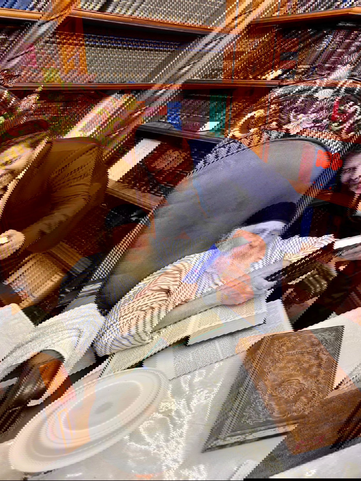 רב הסלבס העניק את ספרו לאדמו"ר רבי יצחק מאיר מורגנשטרן | צפו