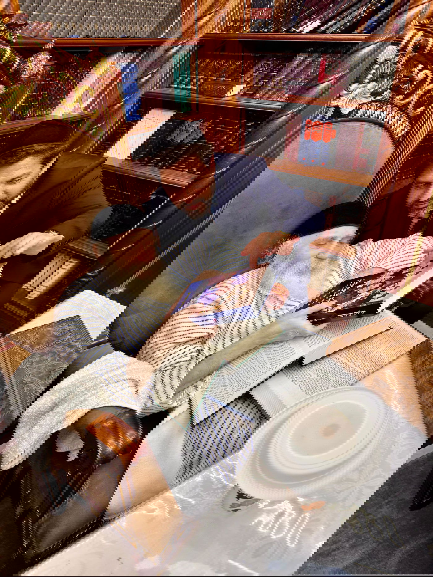 רב הסלבס העניק את ספרו לאדמו"ר רבי יצחק מאיר מורגנשטרן | צפו