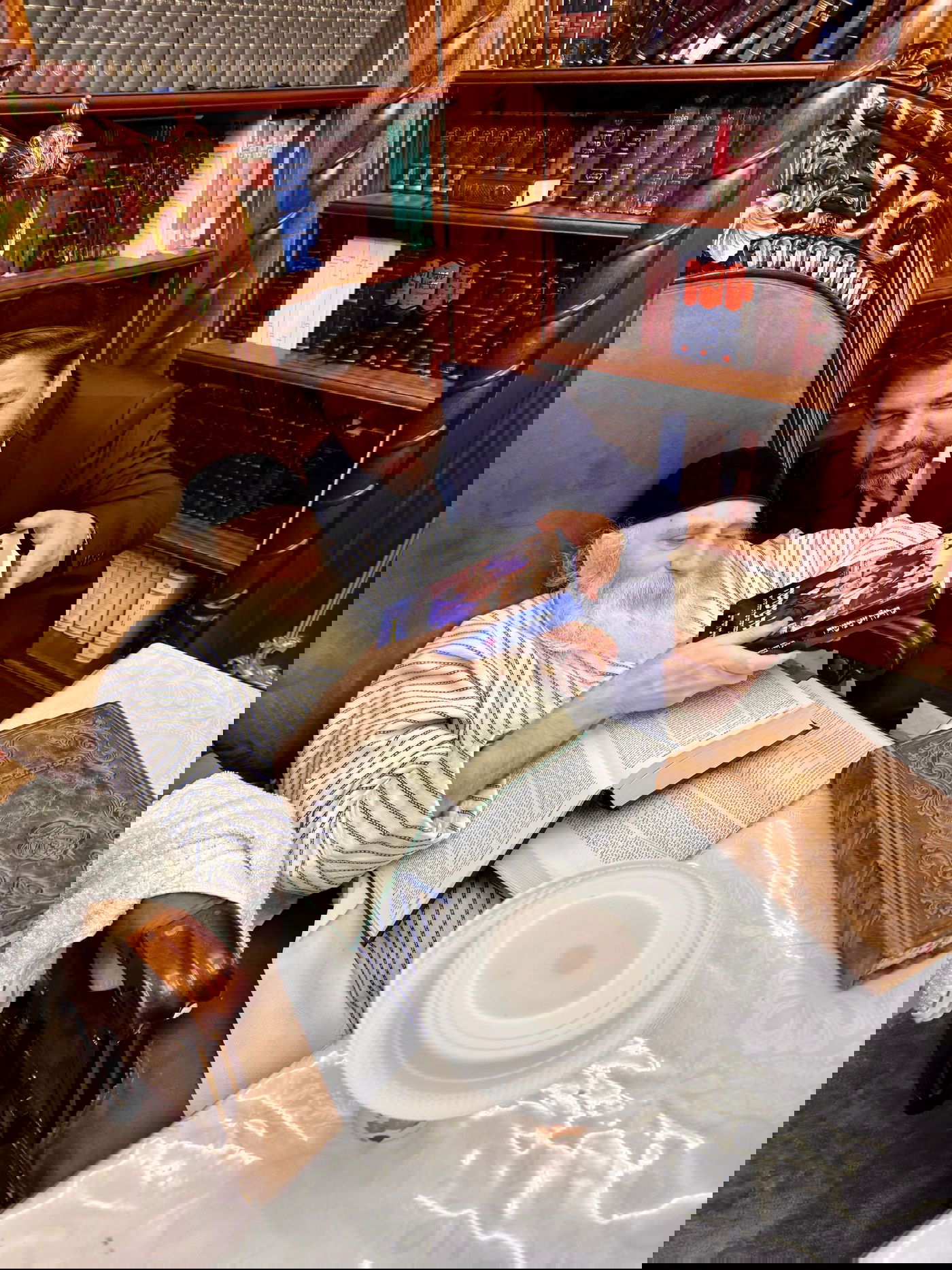 רב הסלבס העניק את ספרו לאדמו"ר רבי יצחק מאיר מורגנשטרן | צפו