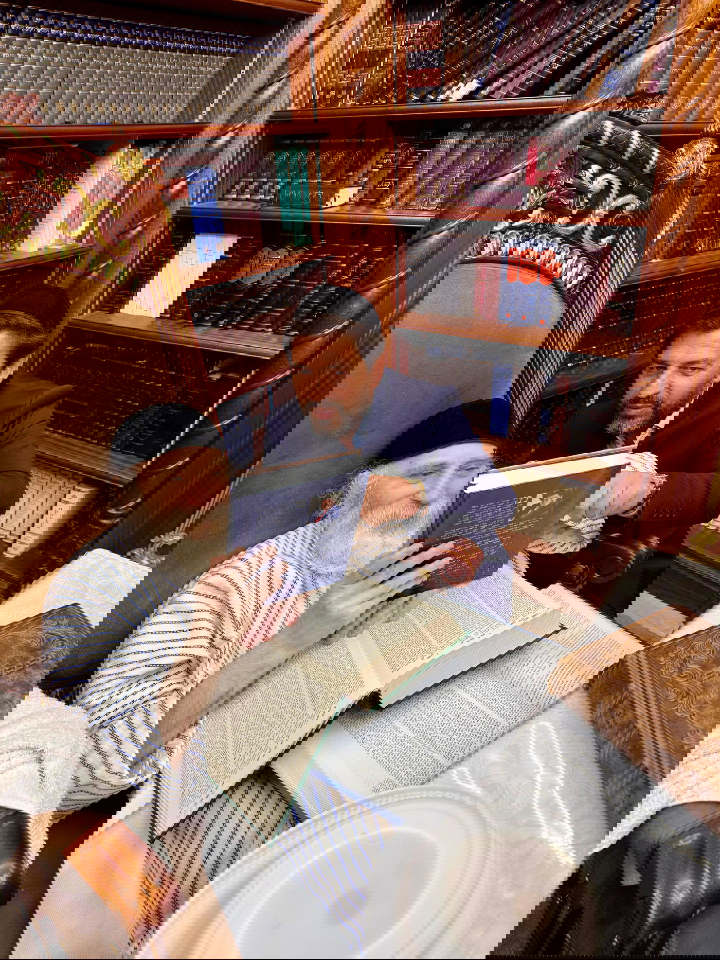 רב הסלבס העניק את ספרו לאדמו"ר רבי יצחק מאיר מורגנשטרן | צפו