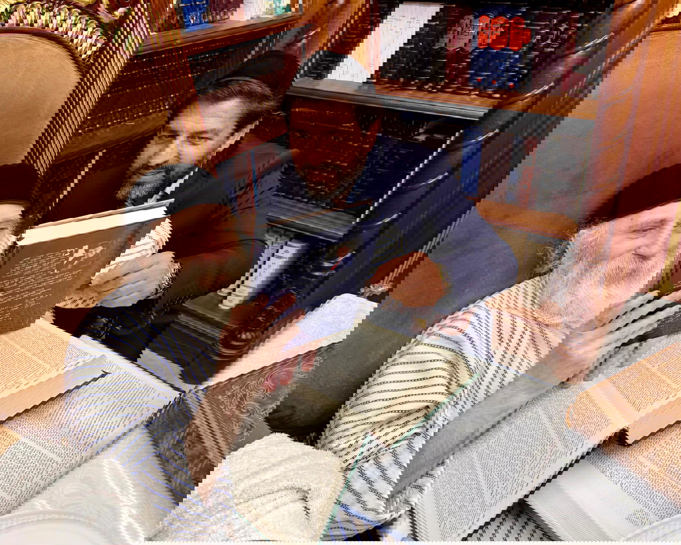 רב הסלבס העניק את ספרו לאדמו"ר רבי יצחק מאיר מורגנשטרן | צפו