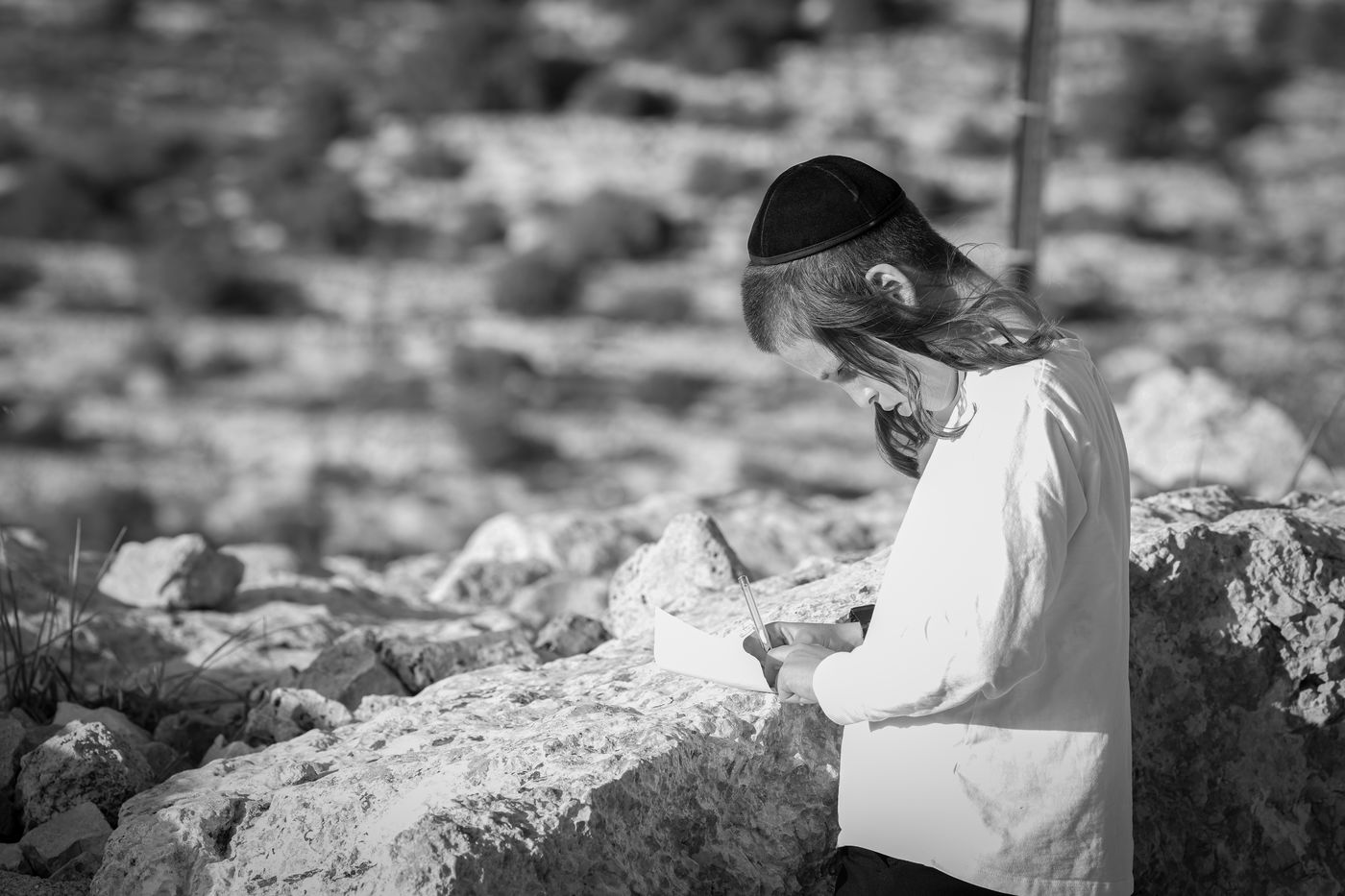 ילד חסידי כותב קוויטל בשילה הקדומה