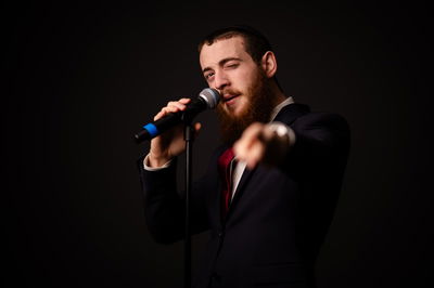 הסיפור החסידי הישן מקבל מנגינה מלהיבה: "משל למלך"