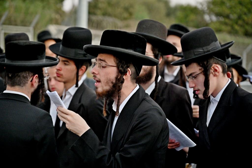 עצרת מחאה בכלא 10 בראשות רבני ומנהיגי היישוב הישן 