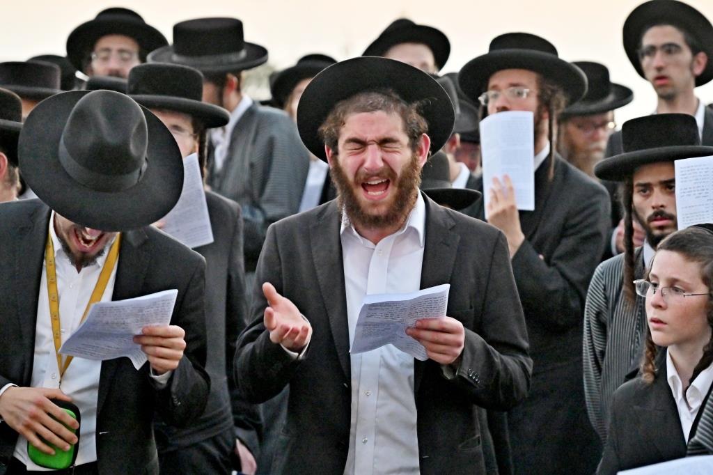 עצרת מחאה בכלא 10 בראשות רבני ומנהיגי היישוב הישן 