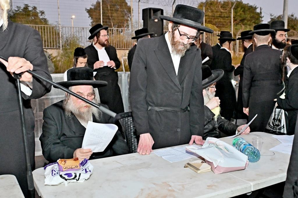 עצרת מחאה בכלא 10 בראשות רבני ומנהיגי היישוב הישן 