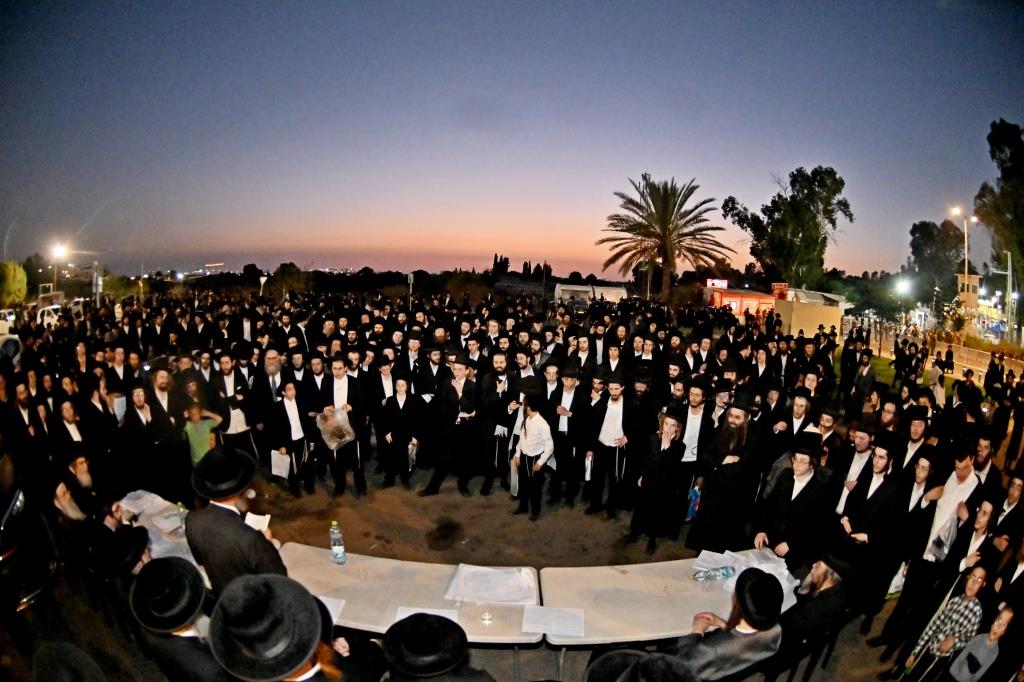 עצרת מחאה בכלא 10 בראשות רבני ומנהיגי היישוב הישן 