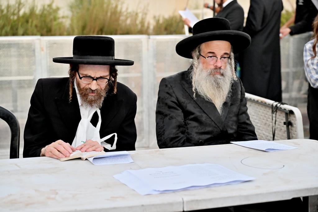 הרב דוד צבי רבינוביץ בעצרת מחאה בכלא 10 בראשות רבני ומנהיגי היישוב הישן 