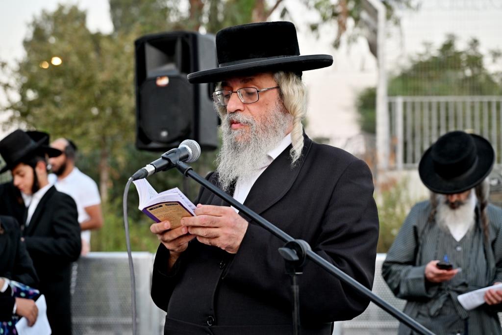 הרב בנימין כהן באמירת תהילים בעצרת מחאה בכלא 10 בראשות רבני ומנהיגי היישוב הישן 