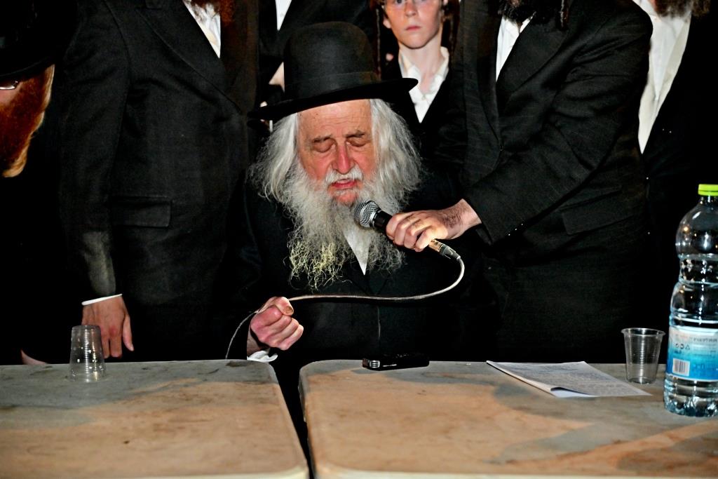 הגאון רבי יהושע דוד טורצ'ין בעצרת מחאה בכלא 10 בראשות רבני ומנהיגי היישוב הישן 