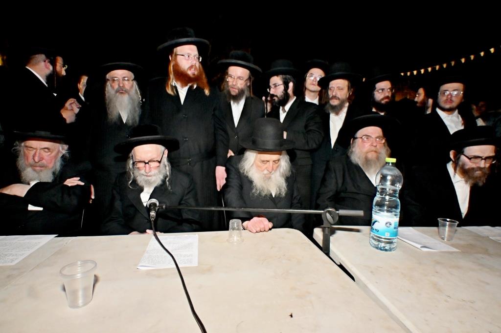 עצרת מחאה בכלא 10 בראשות רבני ומנהיגי היישוב הישן 