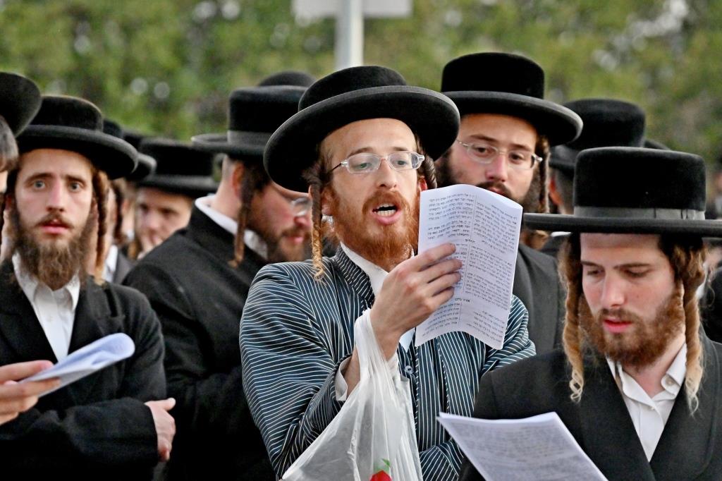 עצרת מחאה בכלא 10 בראשות רבני ומנהיגי היישוב הישן 