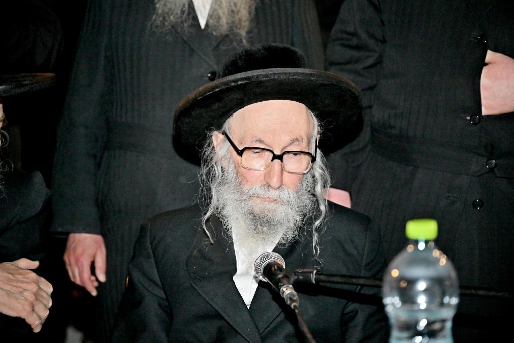 האדמו"ר מקהל חסידי ירושלים בעצרת מחאה בכלא 10 בראשות רבני ומנהיגי היישוב הישן 