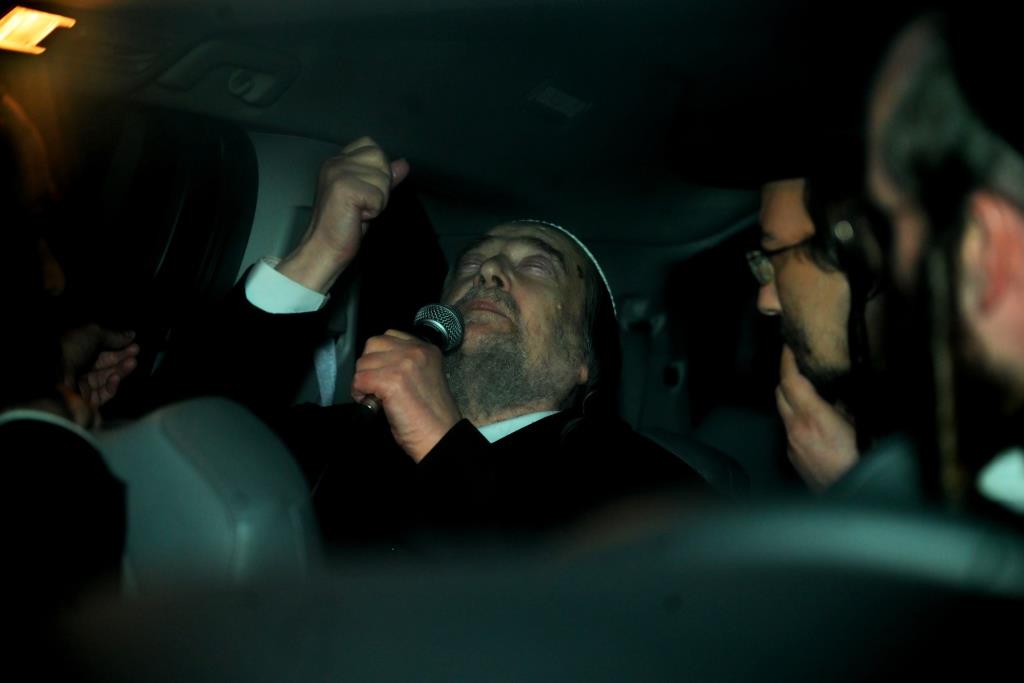 הגה"צ רבי יעקב מאיר שכטר ברכבו בעצרת מחאה בכלא 10 בראשות רבני ומנהיגי היישוב הישן 