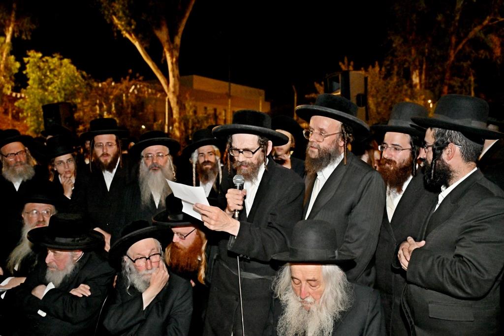 בן האדמו"ר ממשכנות הרועים בעצרת מחאה בכלא 10 בראשות רבני ומנהיגי היישוב הישן 