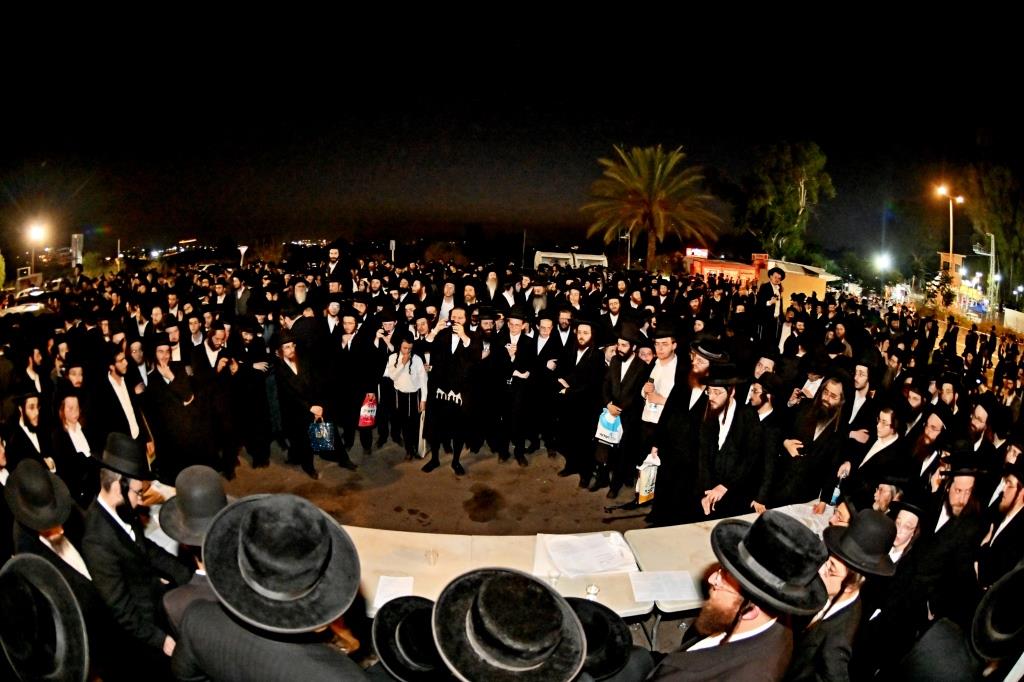 עצרת מחאה בכלא 10 בראשות רבני ומנהיגי היישוב הישן 