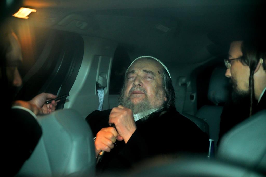 הגה"צ רבי יעקב מאיר שכטר ברכבו בעצרת מחאה בכלא 10 בראשות רבני ומנהיגי היישוב הישן 