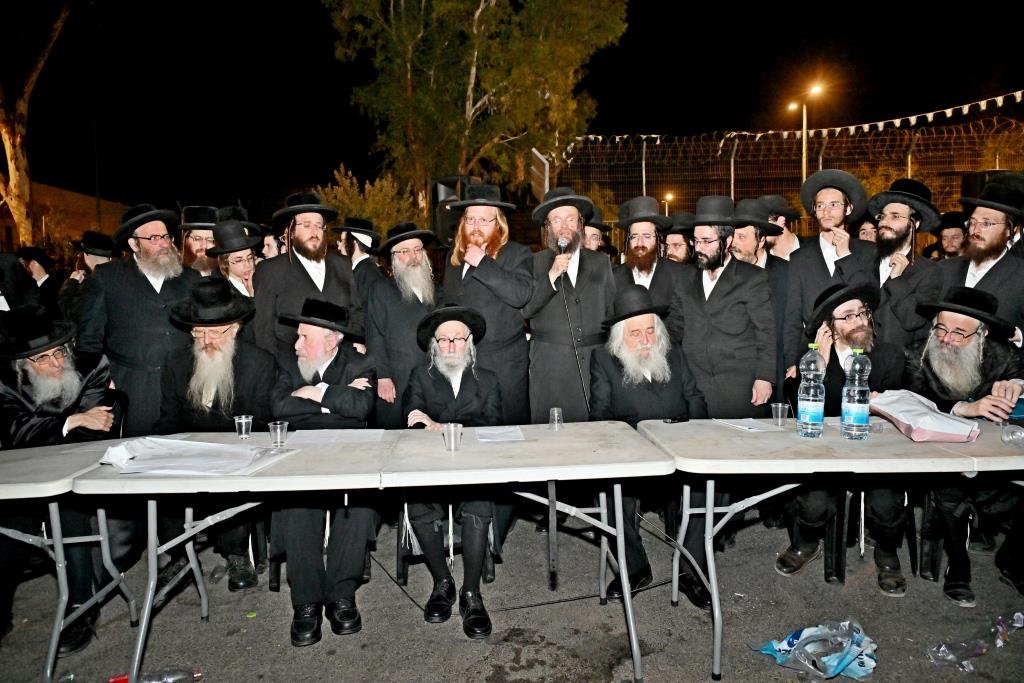 עצרת מחאה בכלא 10 בראשות רבני ומנהיגי היישוב הישן 