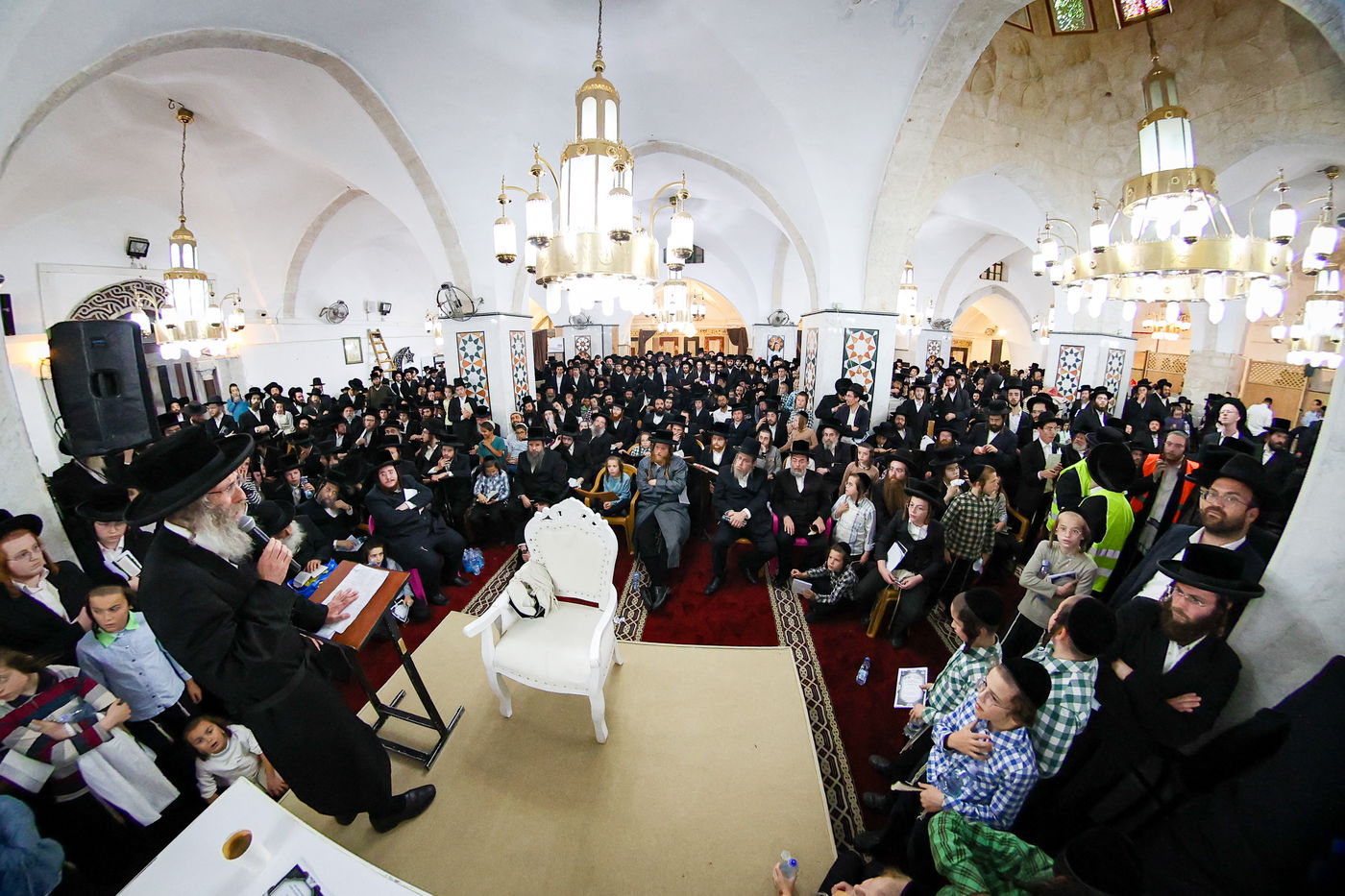 הרה"צ רבי אלימלך בידרמן בתפילה במערת המכפלה