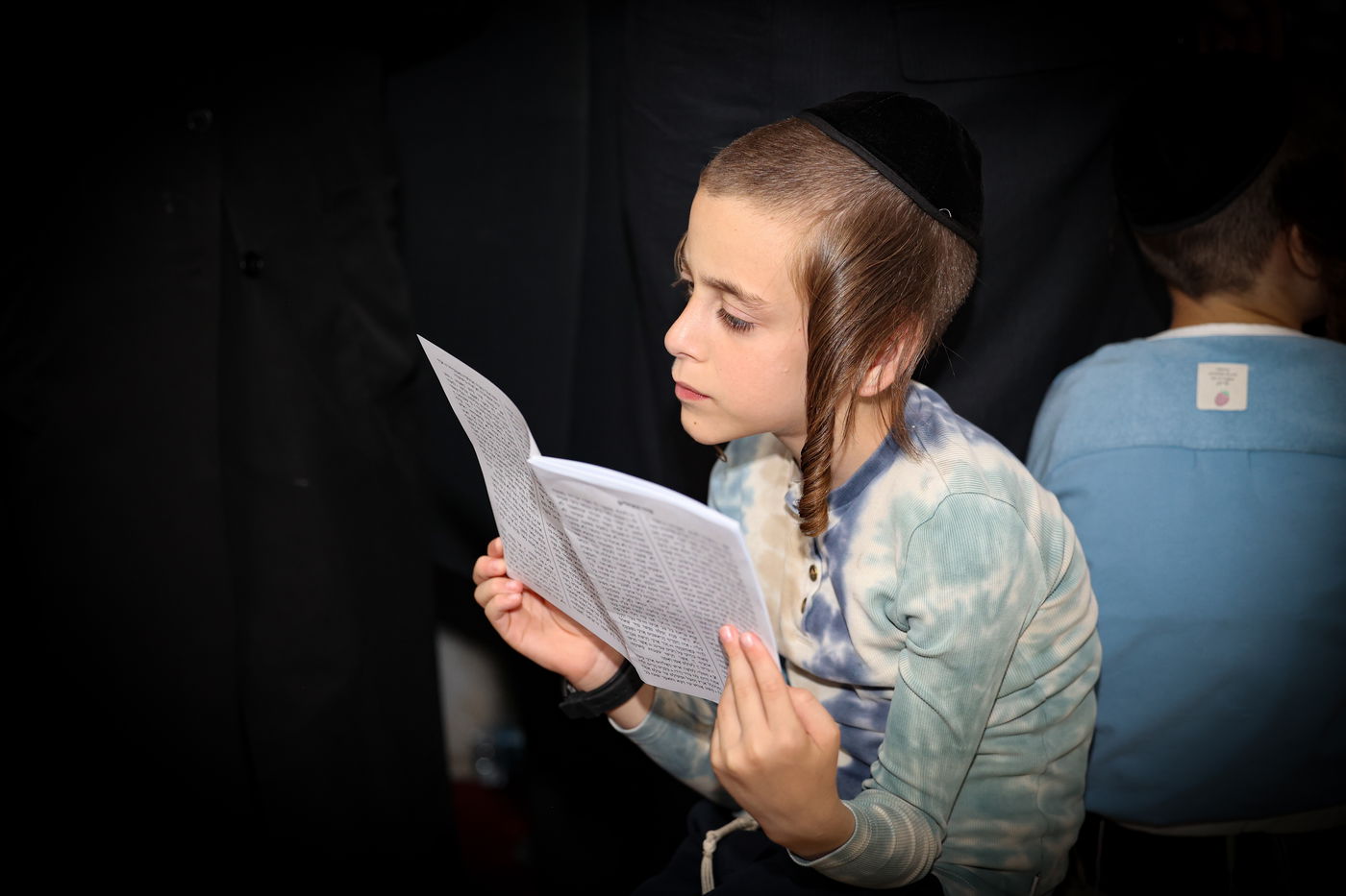 הרה"צ רבי אלימלך בידרמן בתפילה במערת המכפלה