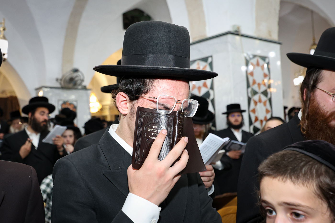 הרה"צ רבי אלימלך בידרמן בתפילה במערת המכפלה