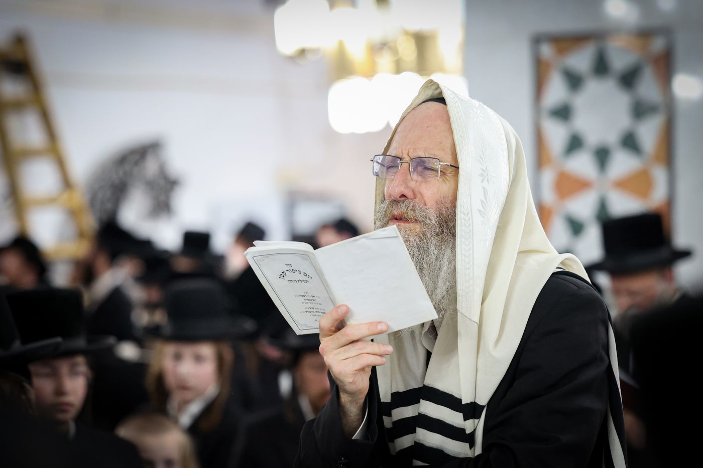 הרה"צ רבי אלימלך בידרמן בתפילה במערת המכפלה