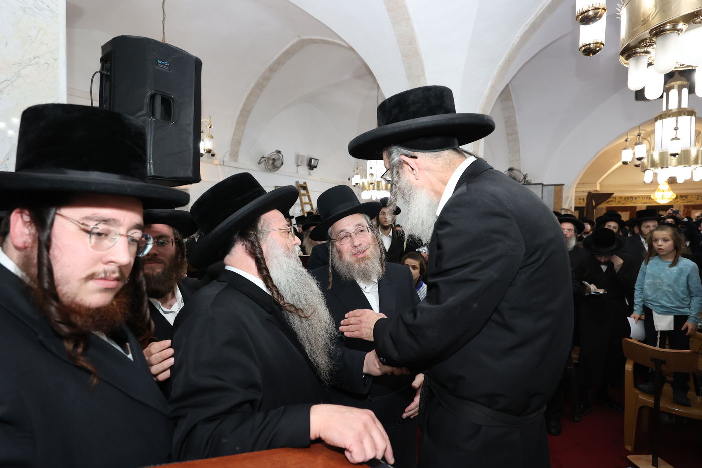 הרה"צ רבי אלימלך בידרמן בתפילה במערת המכפלה