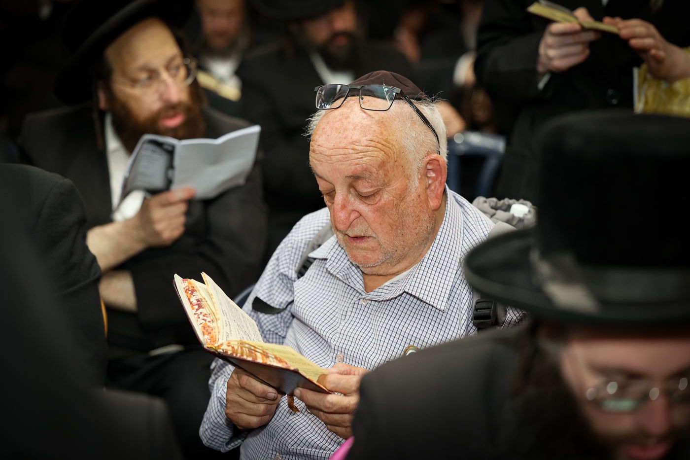 הרה"צ רבי אלימלך בידרמן בתפילה במערת המכפלה