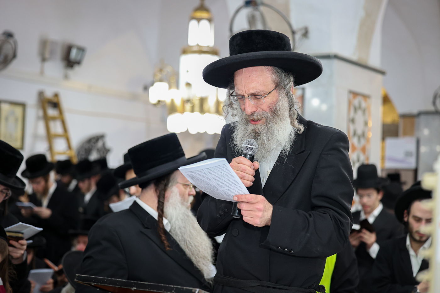 הרה"צ רבי אלימלך בידרמן בתפילה במערת המכפלה