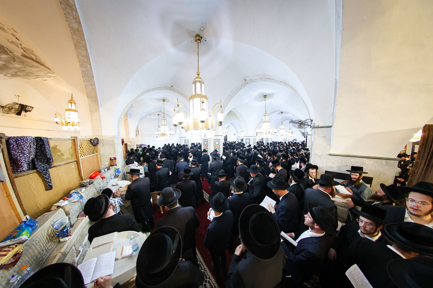 הרה"צ רבי אלימלך בידרמן בתפילה במערת המכפלה