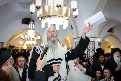 הרה"צ רבי אלימלך בידרמן בתפילה במערת המכפלה