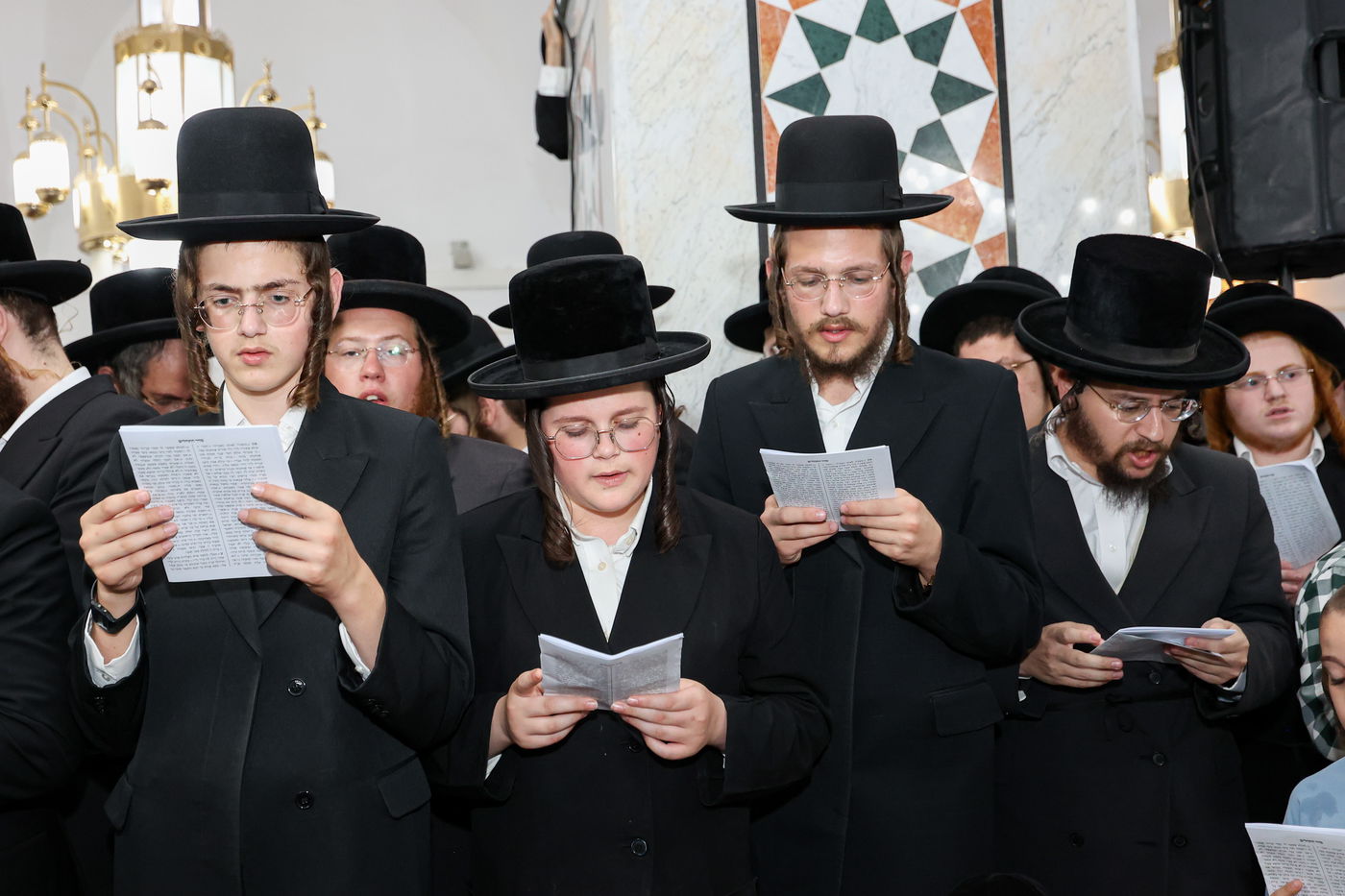 הרה"צ רבי אלימלך בידרמן בתפילה במערת המכפלה