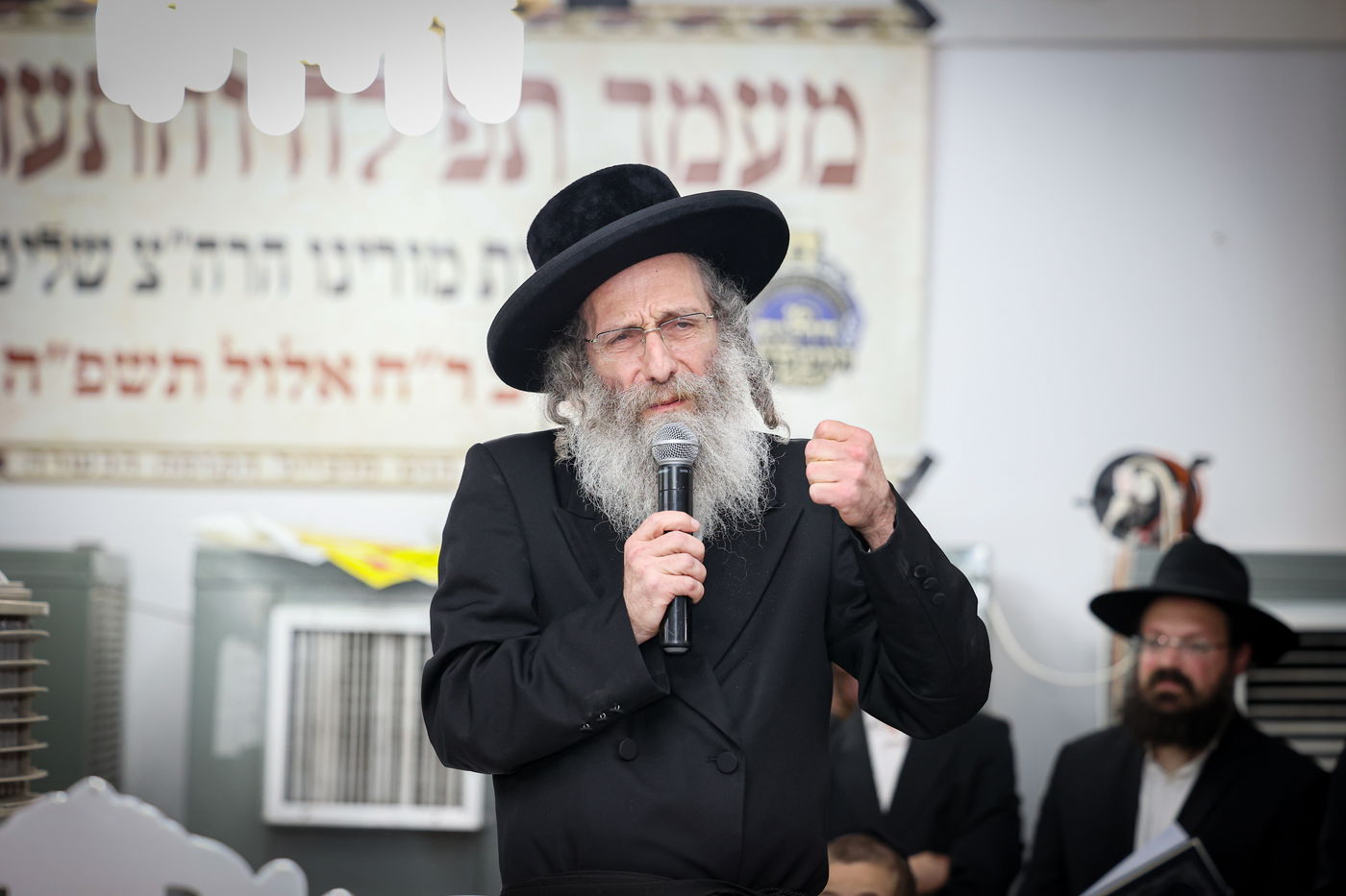 הרה"צ רבי אלימלך בידרמן בתפילה במערת המכפלה