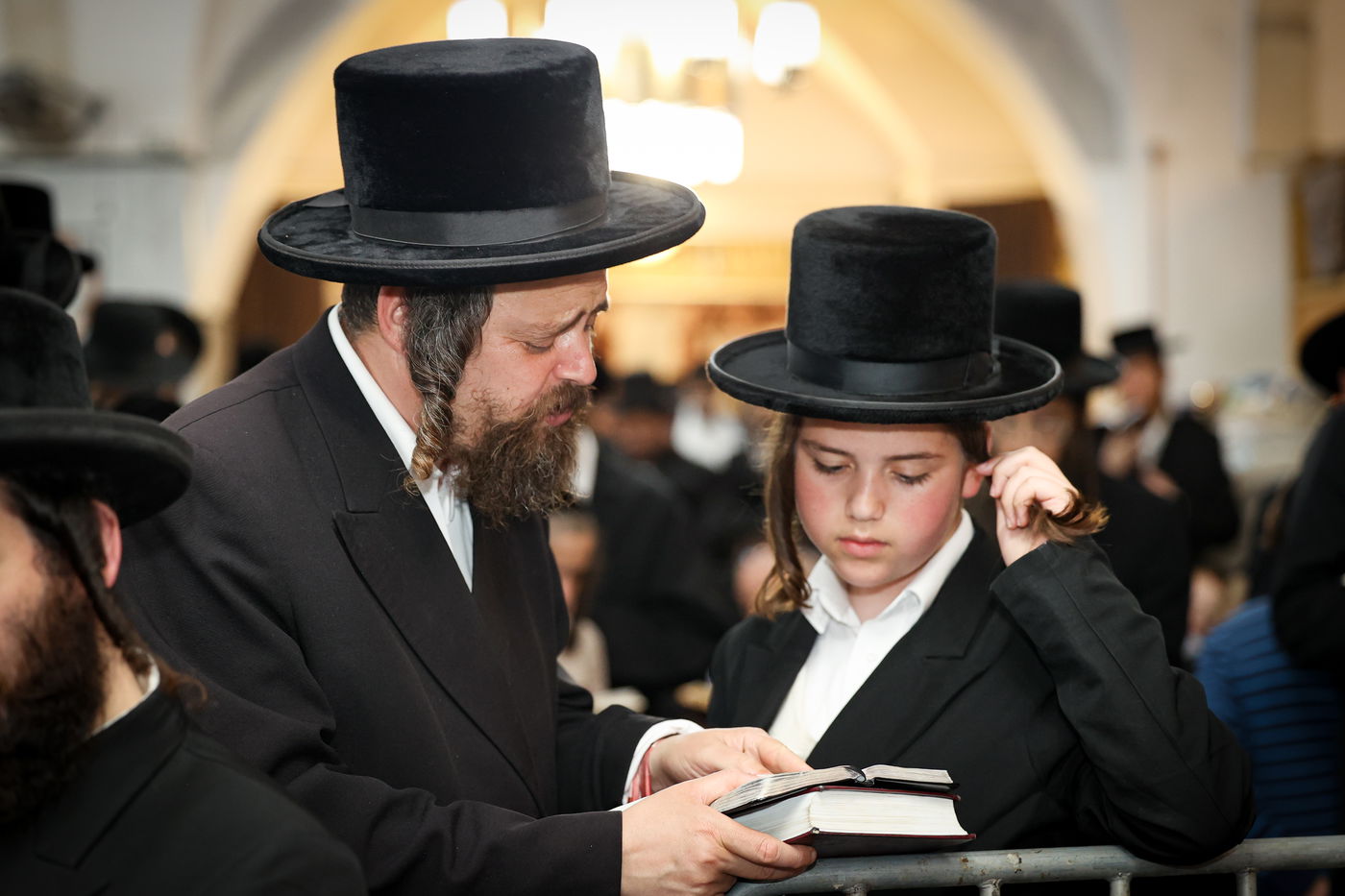 הרה"צ רבי אלימלך בידרמן בתפילה במערת המכפלה