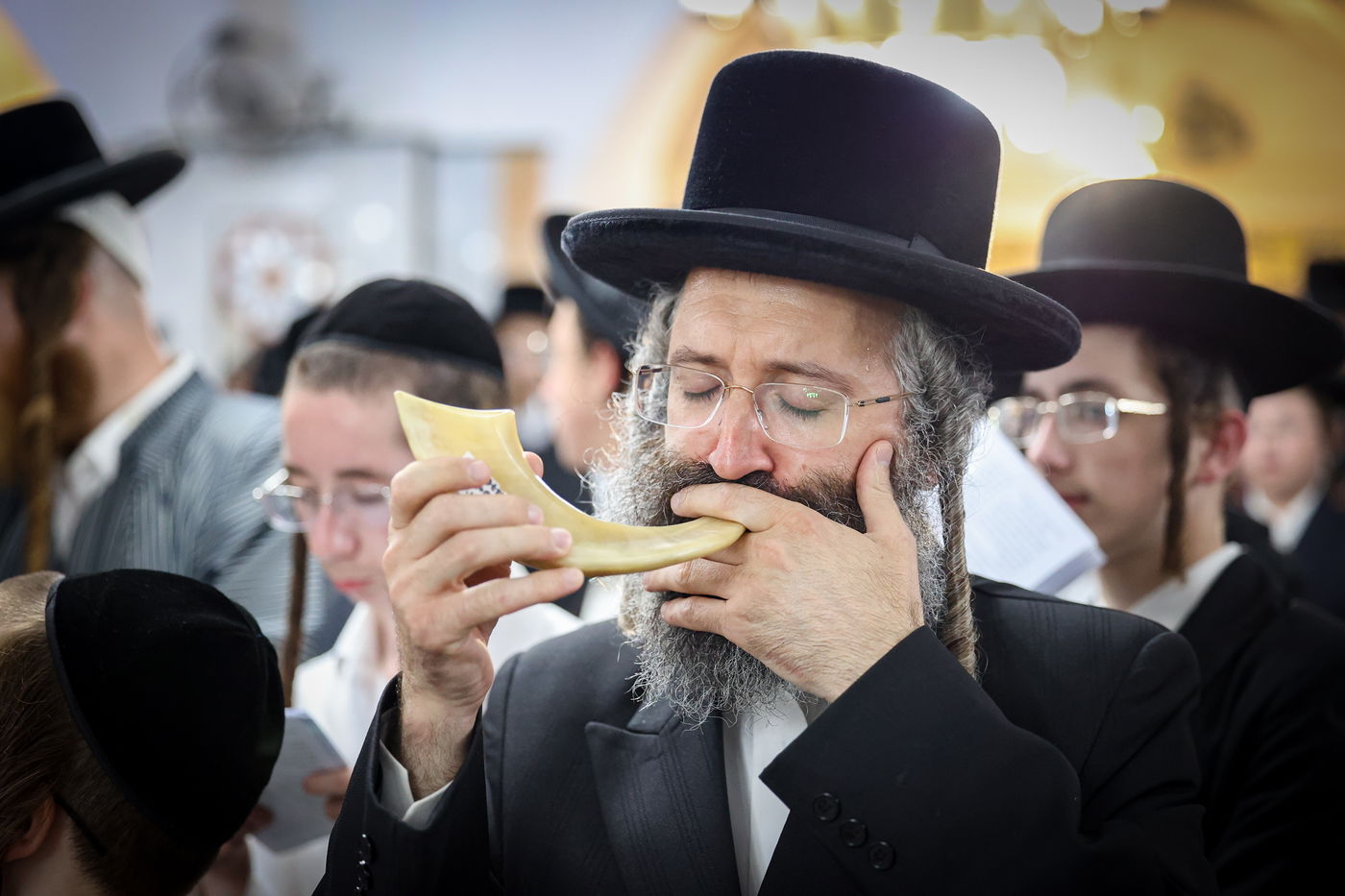 הרה"צ רבי אלימלך בידרמן בתפילה במערת המכפלה