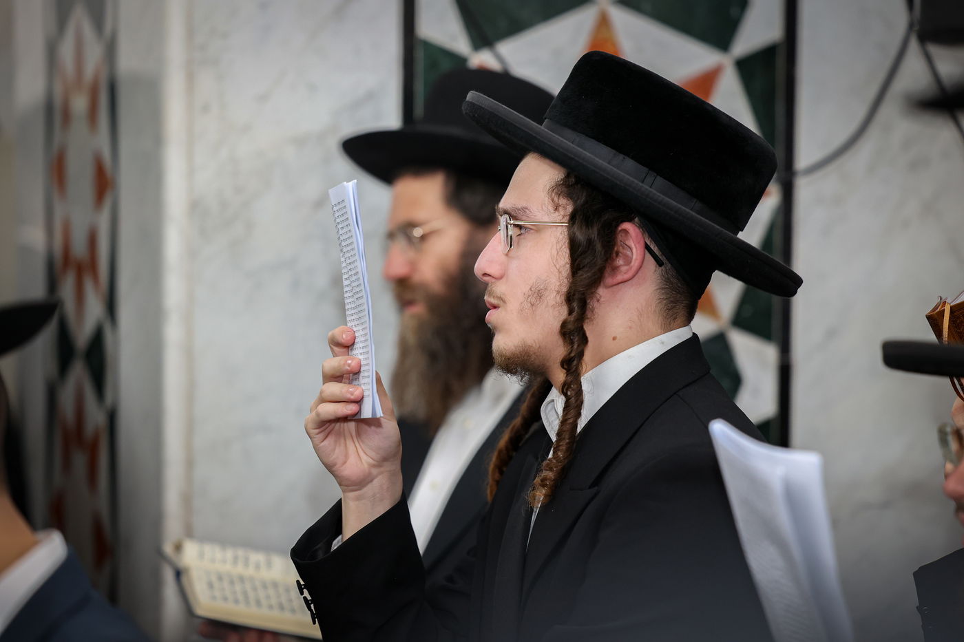 הרה"צ רבי אלימלך בידרמן בתפילה במערת המכפלה