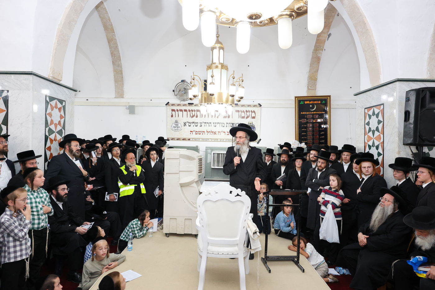 הרה"צ רבי אלימלך בידרמן בתפילה במערת המכפלה