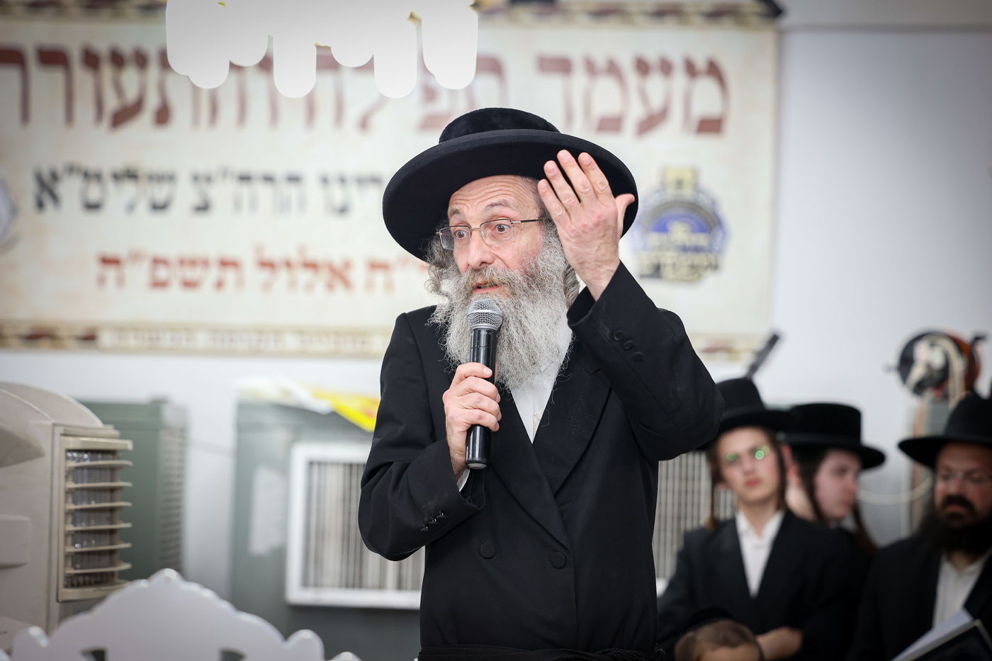 הרה"צ רבי אלימלך בידרמן בתפילה במערת המכפלה