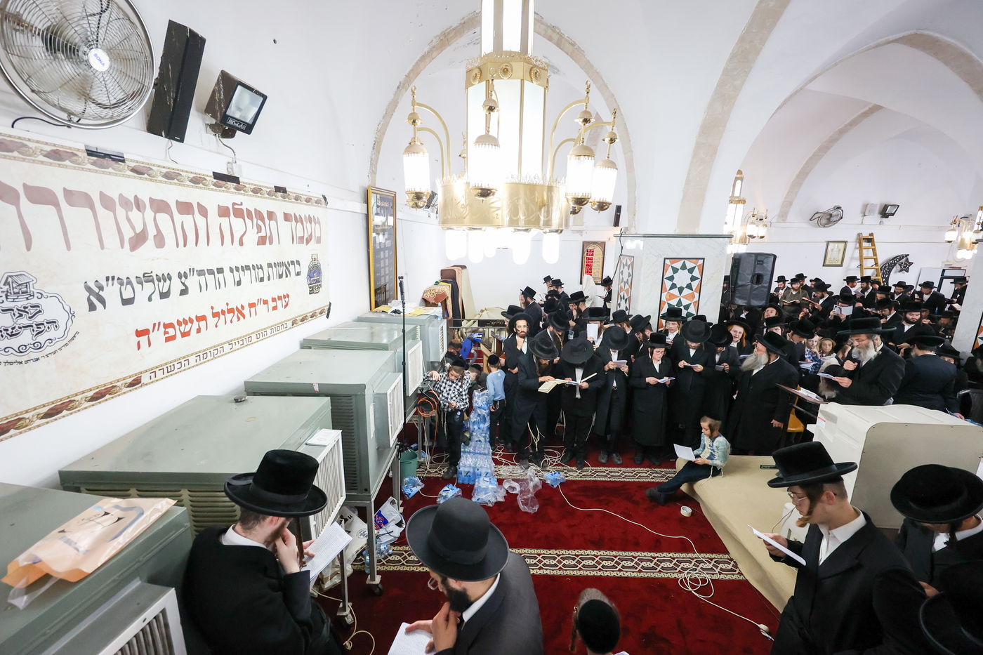 הרה"צ רבי אלימלך בידרמן בתפילה במערת המכפלה