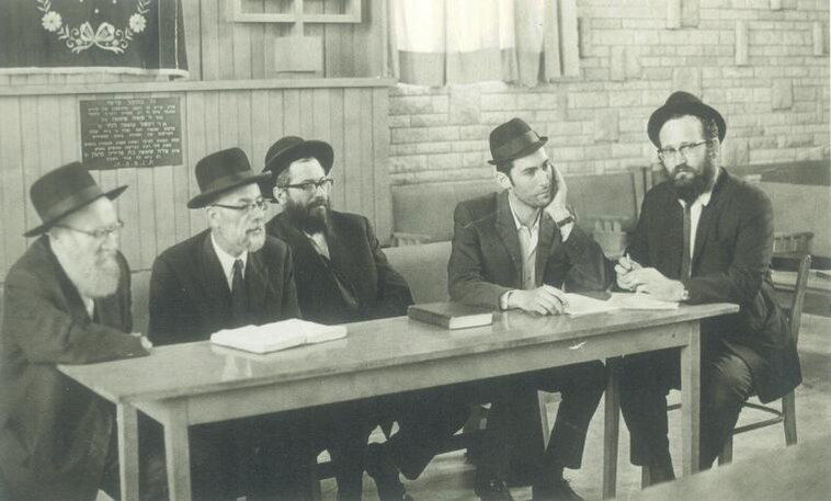 הרב גולדברג באמצע, במבחן בישיבת פורת יוסף, לידו רבי יהודה צדקה