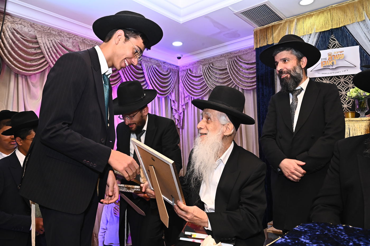חלוקת פרסים בישיבת "עטרת ראובן" ביתר עילית