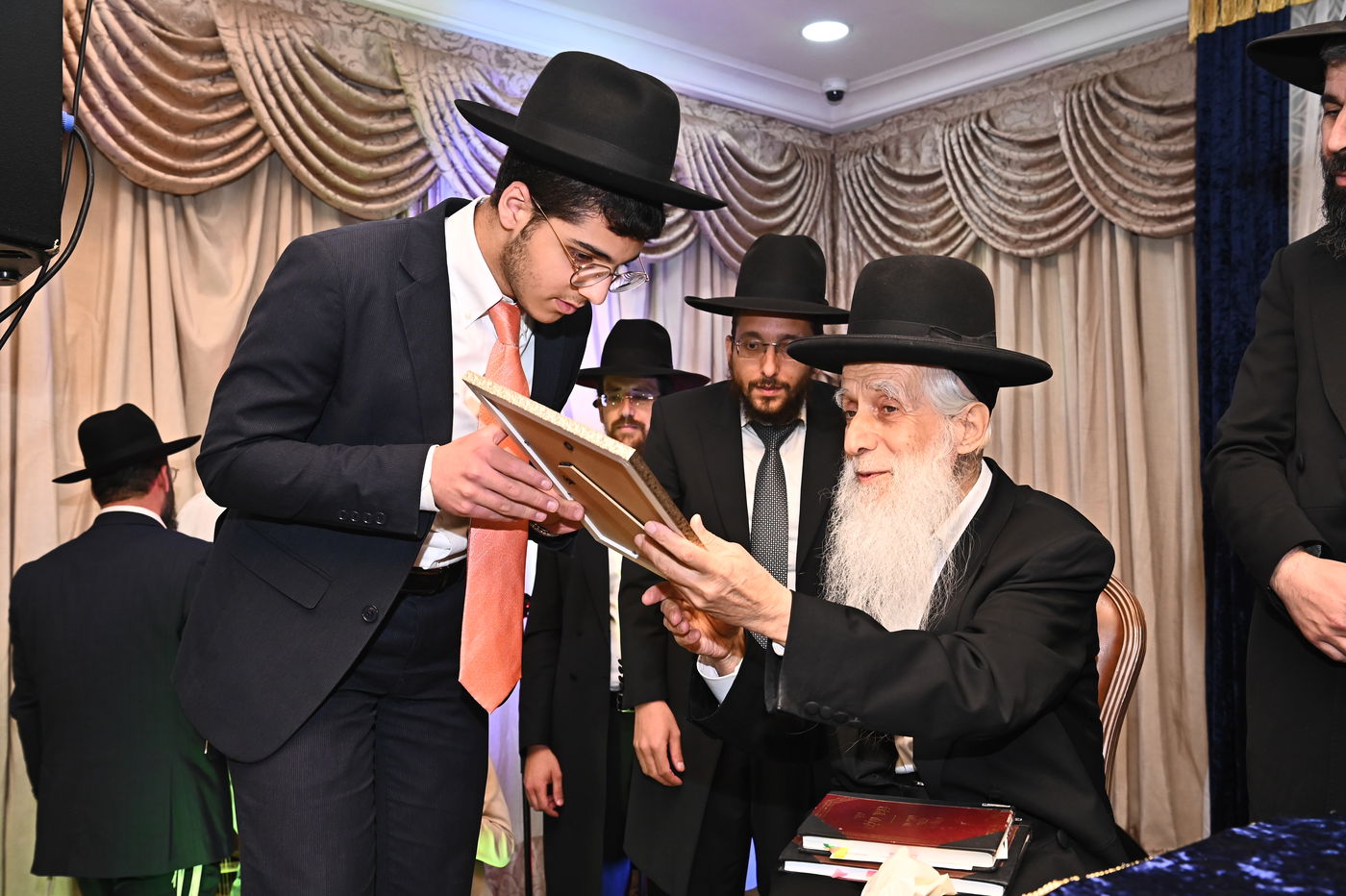 חלוקת פרסים בישיבת "עטרת ראובן" ביתר עילית