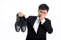 הרגע המביך שבו מורידים נעליים והריח בחדר משתנה מיד