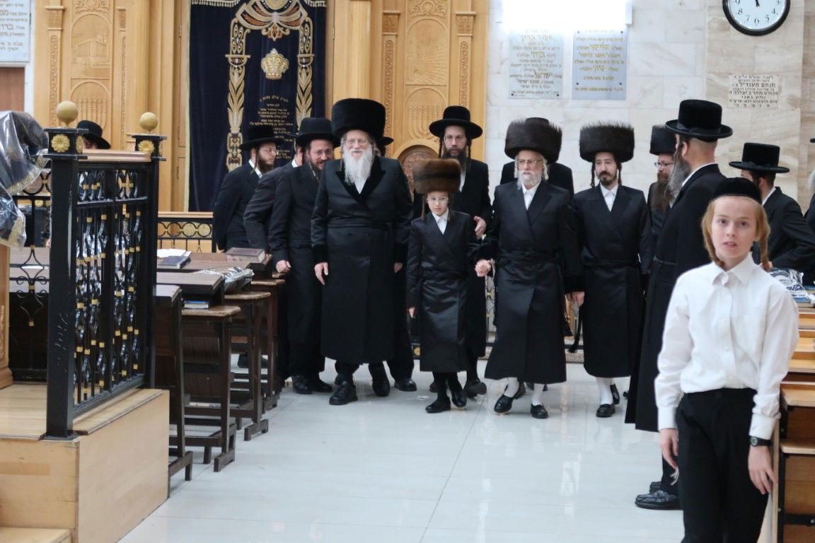 האדמו"ר מסערט ויז'ניץ ומודז'יץ בהנחת תפילין לנכדם