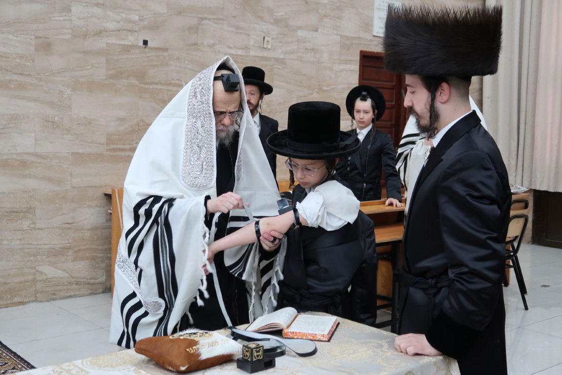 האדמו"ר מסערט ויז'ניץ ומודז'יץ בהנחת תפילין לנכדם