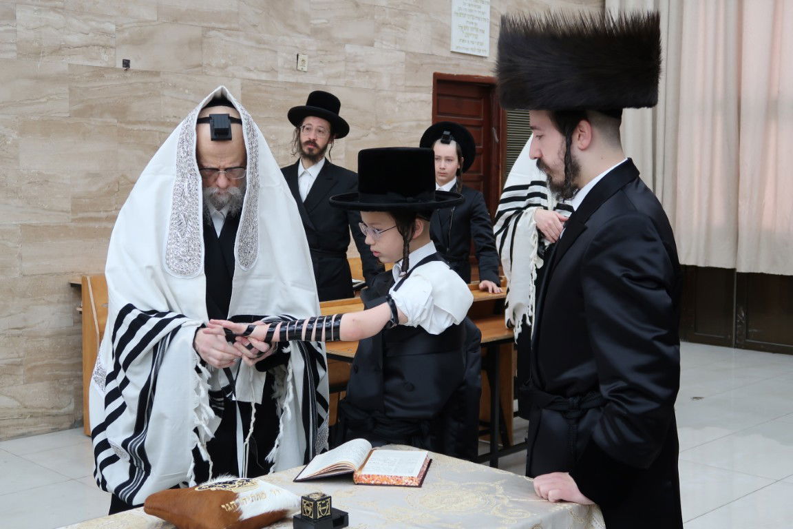 האדמו"ר מסערט ויז'ניץ ומודז'יץ בהנחת תפילין לנכדם