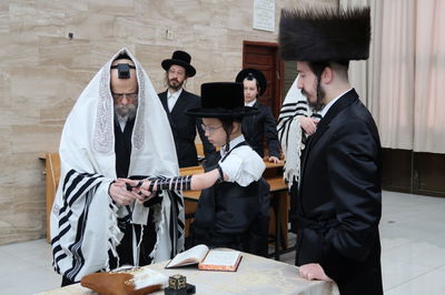 האדמו"ר מסערט ויז'ניץ ומודז'יץ בהנחת תפילין לנכדם