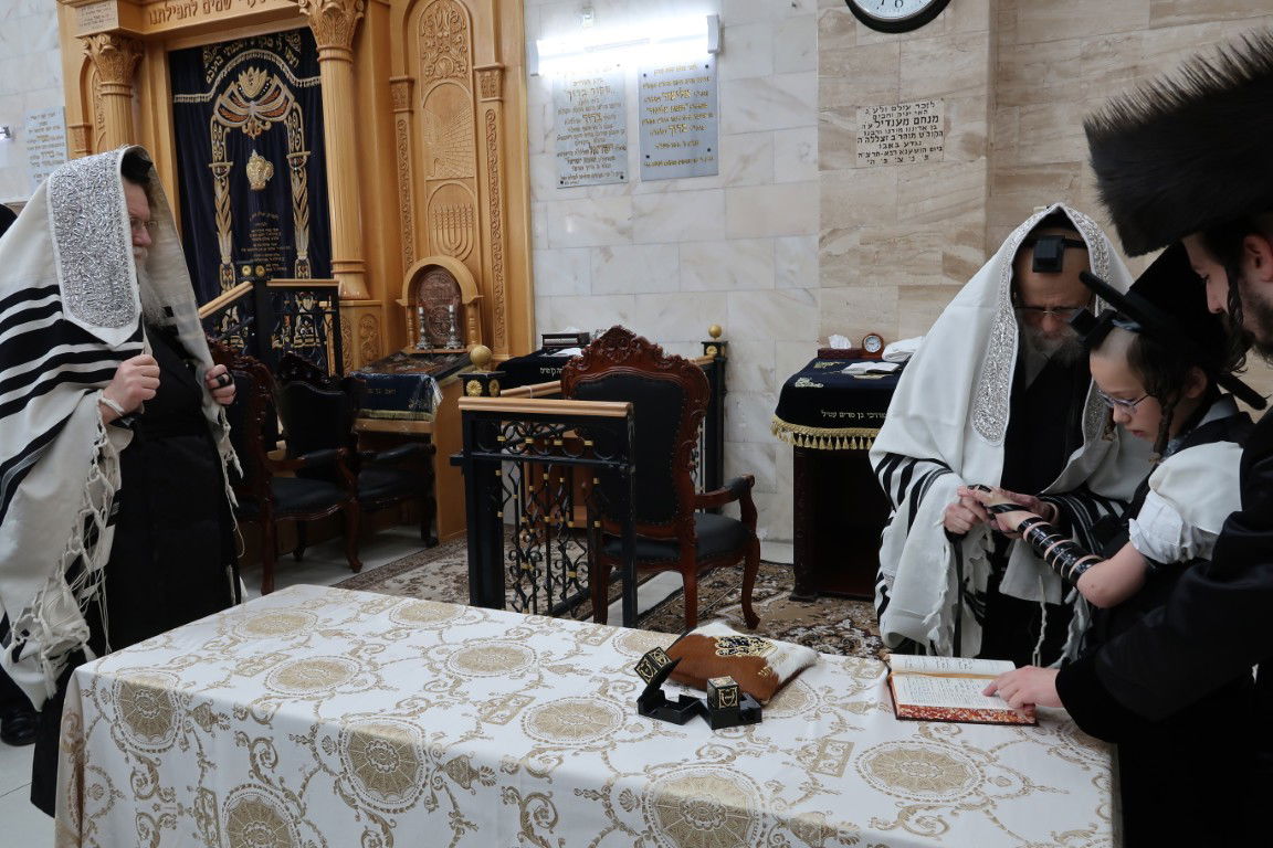 האדמו"ר מסערט ויז'ניץ ומודז'יץ בהנחת תפילין לנכדם