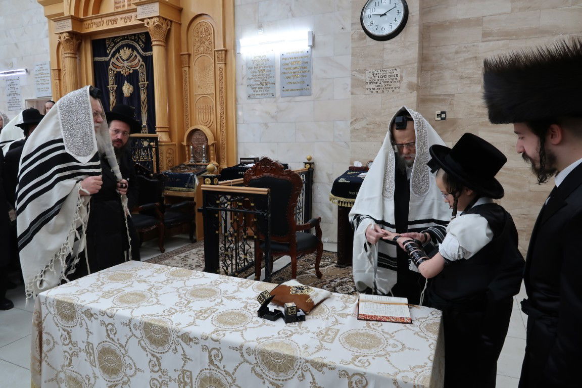 האדמו"ר מסערט ויז'ניץ ומודז'יץ בהנחת תפילין לנכדם