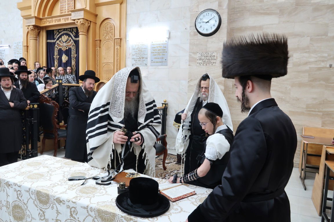 האדמו"ר מסערט ויז'ניץ ומודז'יץ בהנחת תפילין לנכדם